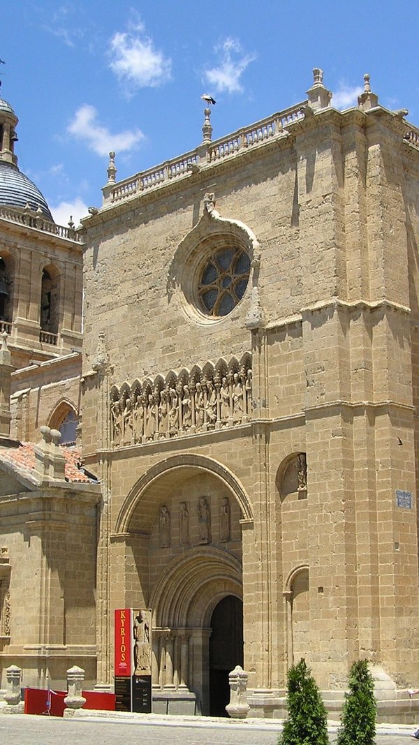 catedral_de_ciudad_rodrigo__vista_general_con_portada_de_las_cadenas_en_primer_plano