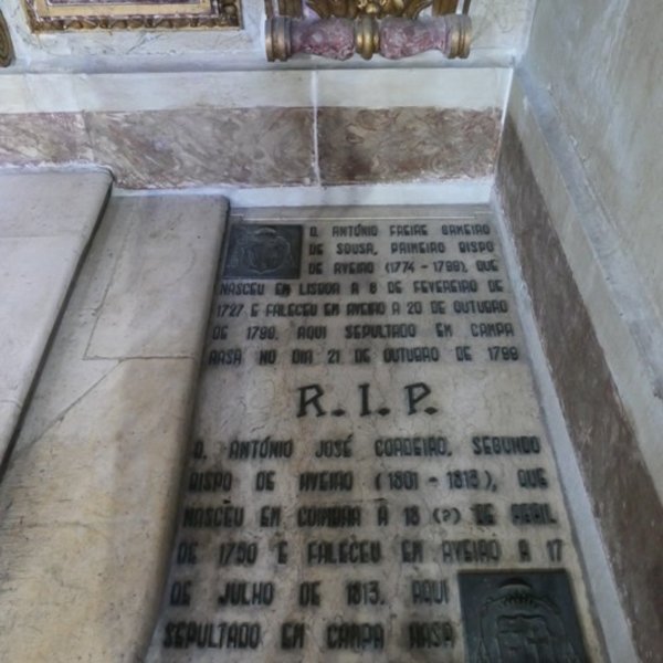 4 – Igreja da Misericórdia – túmulos dos 2 primeiros Bispos de Aveiro - D. António Freire Gameiro de Sousa (1774-1799), D. António José Cordeiro (1801-1813)