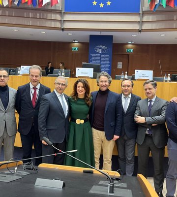 delegacao_portuguesa_com_a_novaresidente_do_cor
