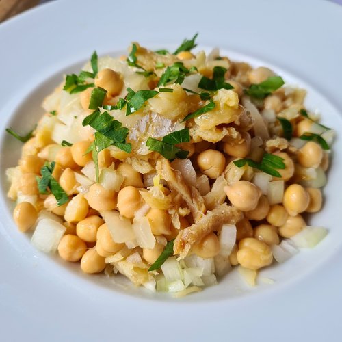 Salada de Grão com Bacalhau e Coentros