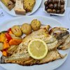 Peixe Grelhado com Legumes Assados no Forno e Batata à Murro