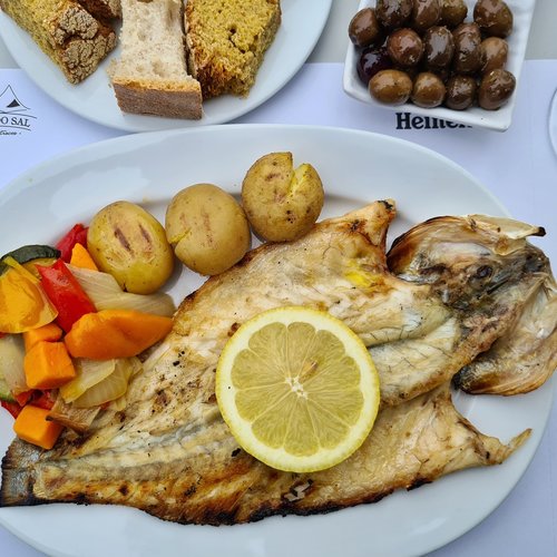 Peixe Grelhado com Legumes Assados no Forno e Batata à Murro