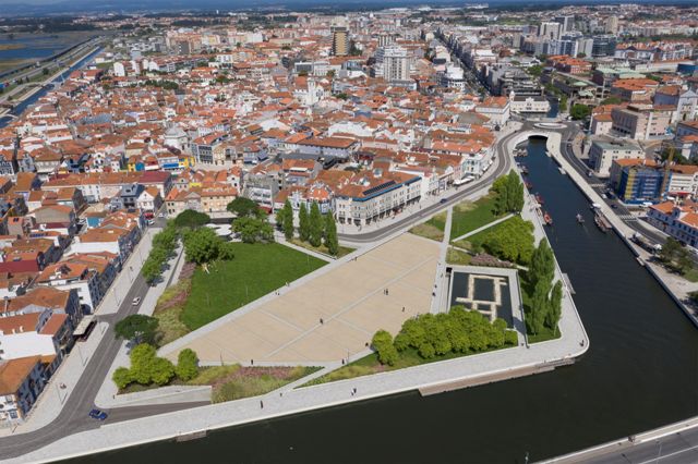 Ciclovia dedicada a ligar as “Pontes” à Ponte de São João e Praça de Eventos com 3.415 m2 e área ...