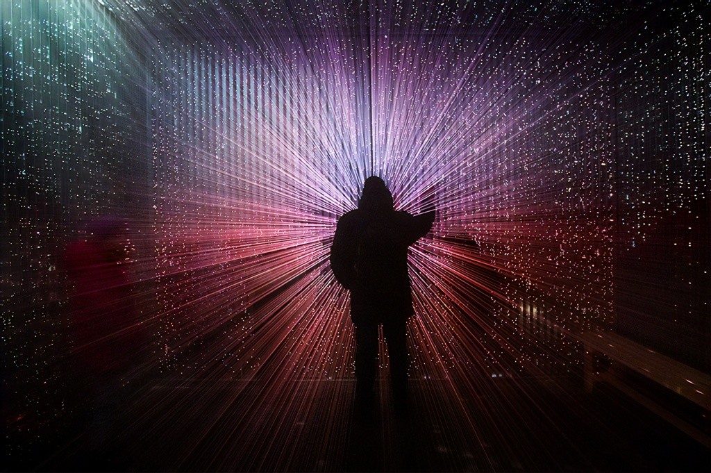 Instalação de luz do festival PRISMA em Aveiro