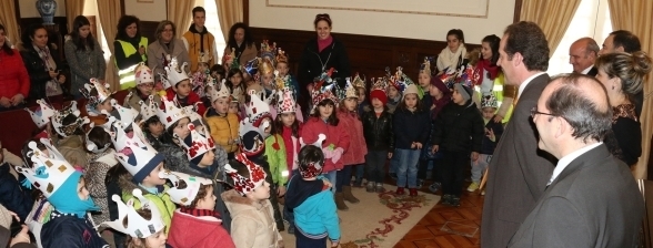 CRIANÇAS DAS FLORINHAS DO VOUGA CANTAM AS JANEIRAS
