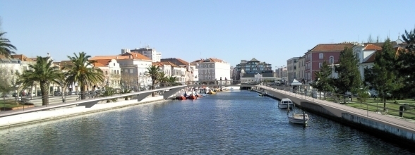 PONTE PEDONAL SOBRE O CANAL CENTRAL