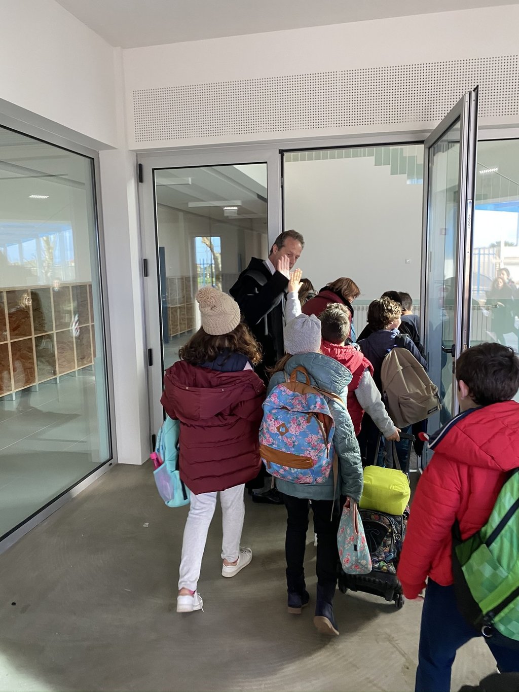 CRIANÇAS EM NOVA ESCOLA  DO 1.º CICLO DE SÃO BERNARDO