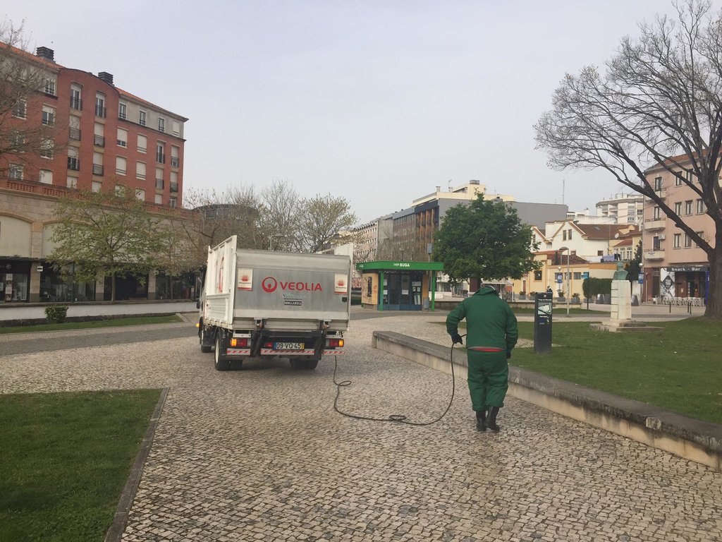 Aumento das Operações de Desinfeção e Lavagem Suspensão da Recolha de Monos e Verdes