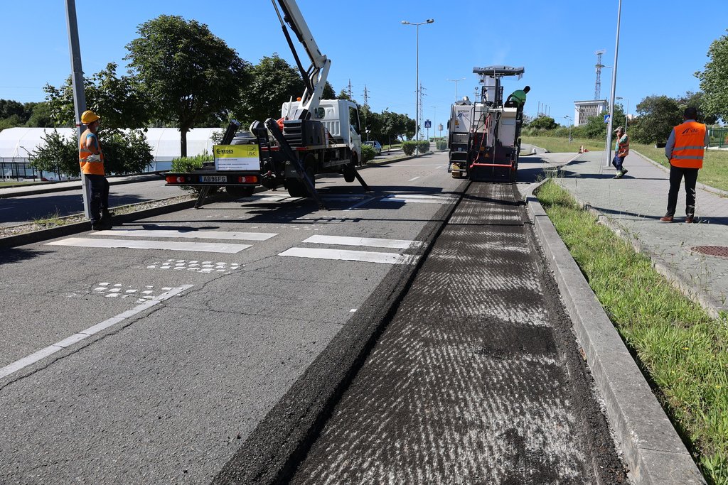 PAVIMENTAÇÃO DA AVENIDA FRANCISCO SÁ CARNEIRO E RUA DE BOURGES