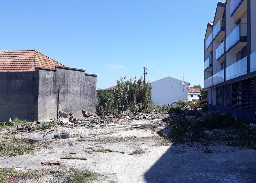 DEMOLIÇÃO DE CONSTRUÇÕES ILEGAIS JUNTO AO CANAL DE SÃO ROQUE (CASA DOS “MOLES”)