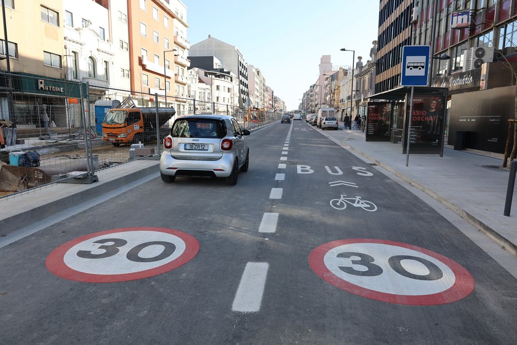 OBRA DA AVENIDA DR. LOURENÇO PEIXINHO AVANÇA PARA NOVA ZONA DE TRABALHOS