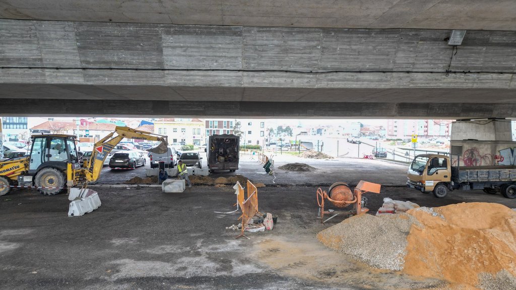 Obra do parque de estacionamento sob a A25 - Parque dos Remadores Olímpicos