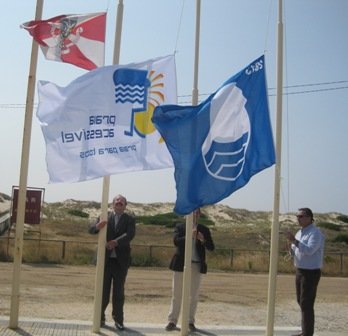 PRAIA DE S. JACINTO COM BANDEIRA AZUL HASTEADA