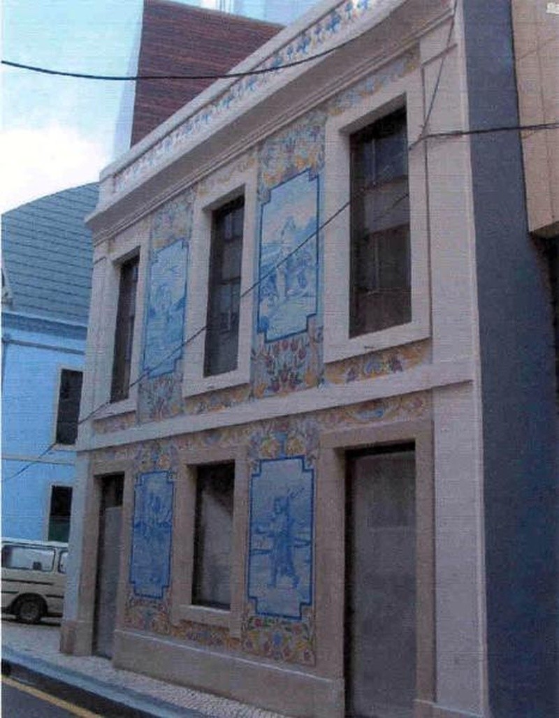 Casa com Fachada de Azulejos "Quatro Estações"